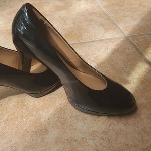 Clarks Women’s Brier Dolly Dress Pump-Black patent
